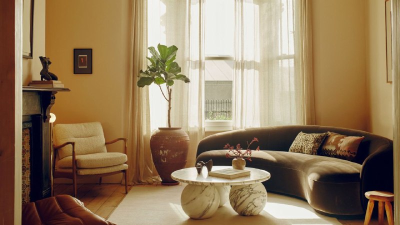 🛋️ Brown Sofa, Warm Hearts & Abakan Style! Если у...